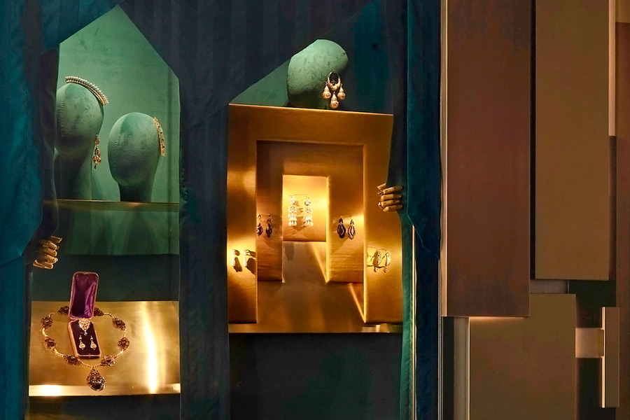 Progettazione Interni - Frammenti l'esposizione: dettaglio della parete con vetrine per gioielli