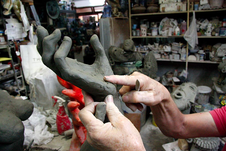 ceramista - le mani di Patti lavorano sulla modellazione di una mano