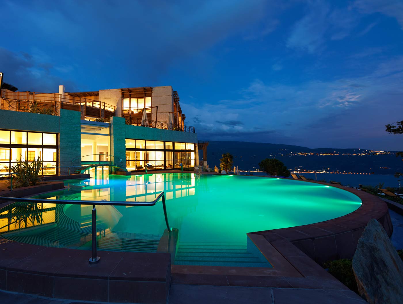 SPA Resort Lefay: dettaglio piscina in notturna