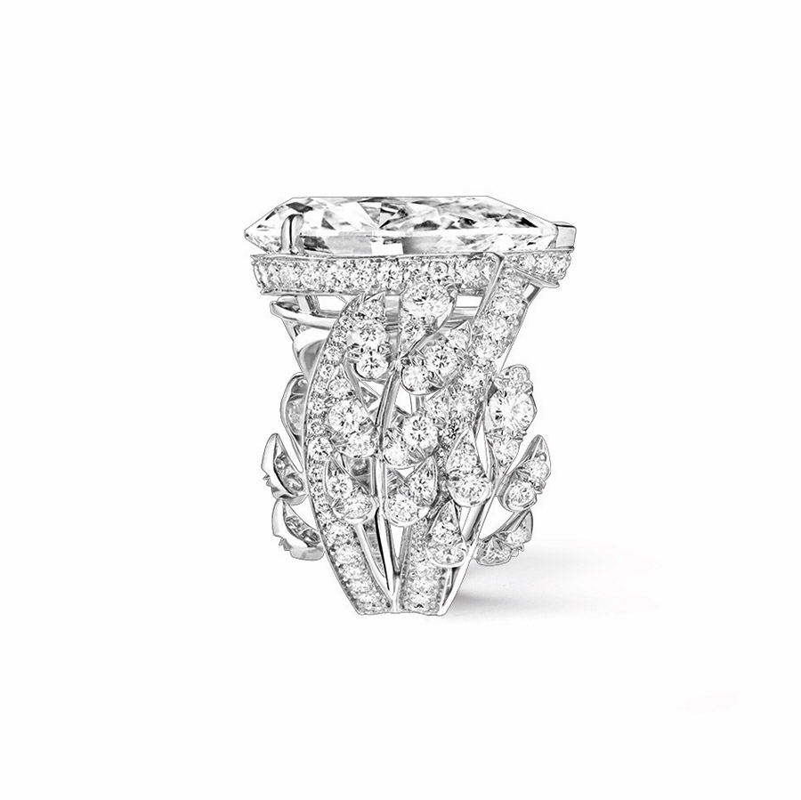 chaumet-anello-offrandes-dete-oro-bianco-diamante-taglio-pera-vista-laterale chaumet-anello-offrandes-dete-oro-bianco-diamante-taglio-pera-vista-laterale