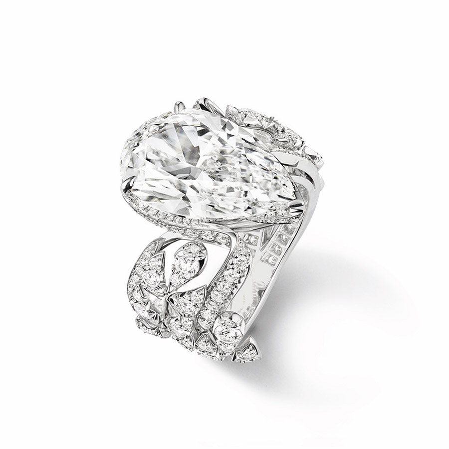 chaumet-anello-offrandes-dete-oro-bianco-diamante-taglio-pera-vista-terzi chaumet-anello-offrandes-dete-oro-bianco-diamante-taglio-pera-vista-terzi