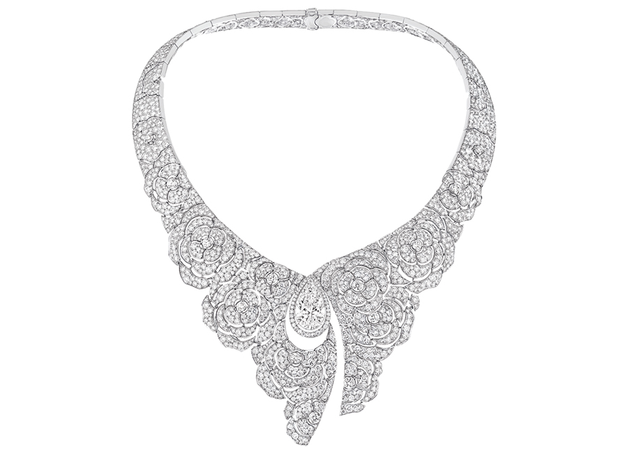 Coco avant Chanel - Collana "Gabrielle Chanel" in oro bianco 18 carati con un diamante taglio a pera di 10,02 carati, 2 diamanti taglio rotondo per un totale di 0,71 carati e 1581 diamanti taglio brillante per un totale di 51,22 carati.