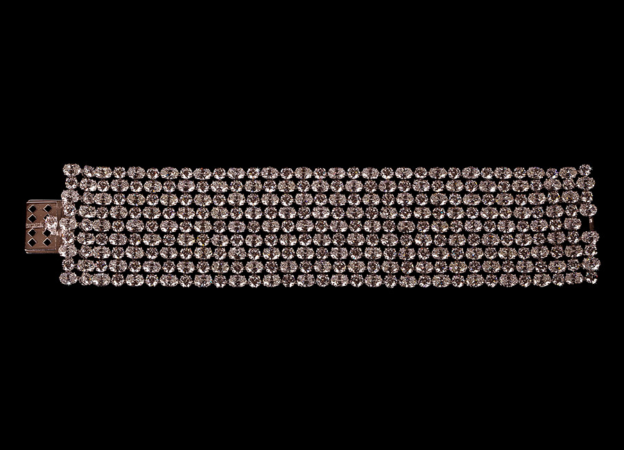 Bracciale Pederzani - “Seta di diamanti”. Diamanti taglio tondo e ovale. Questo straordinario bracciale con 9 file di diamanti ovali, morbido come una carezza di seta attorno al polso.