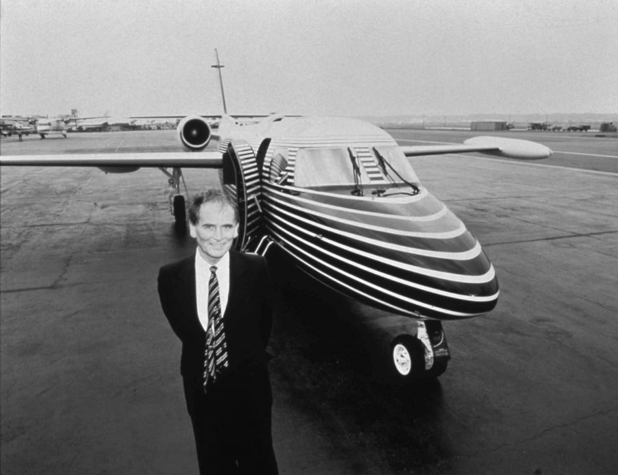 Galleria Carla Sozzani-pierre-cardin-Les Sculptures Utilitaires_pierre-cardin-davanti-al-suo-aereo