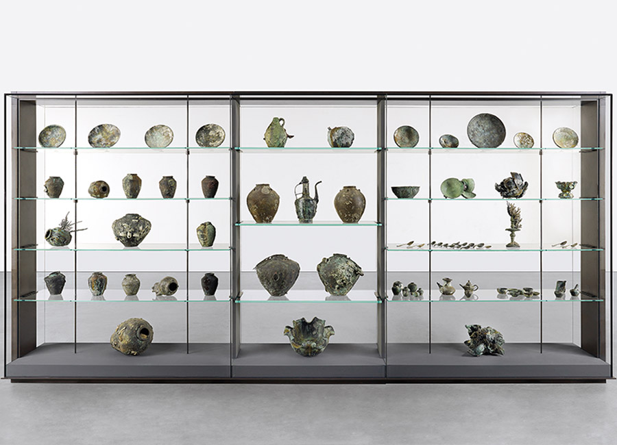 Damien Hirst-esposizione-oggetti_A_collection_of_vessels_from_the_wreck_of_the_Unbelievable