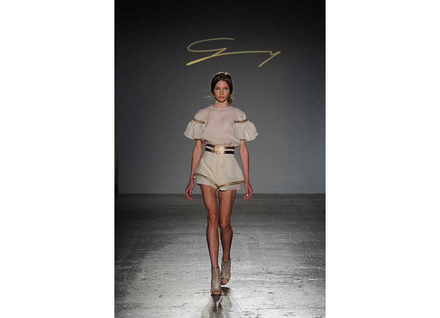 Genny-collezione-pe-2017-eleganza-femminile-moda_1 Genny-mini-abito-dalle-spalle-voluminose