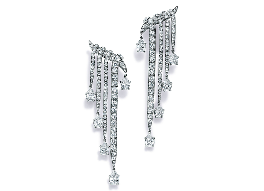 Tiffany & Co. - Blue Book Collection 2017 – Orecchini in platino con diamanti taglio pera e brillanti.
