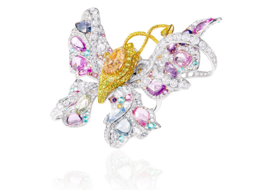 Anna Hu – Flora Butterfly - Anello trasformabile in spilla e pendente con un diamante giallo (5.06 cts), uno zaffiro blu, zaffiri colorati (18.10), tormaline paraiba, zaffiri rosa, zaffiri viola, zaffiri bianchi (2.08 cts), zaffiri gialli, diamanti taglio a rosa (4.13 cts), diamanti gialli (2.74 cts), brillanti (8.63 cts).