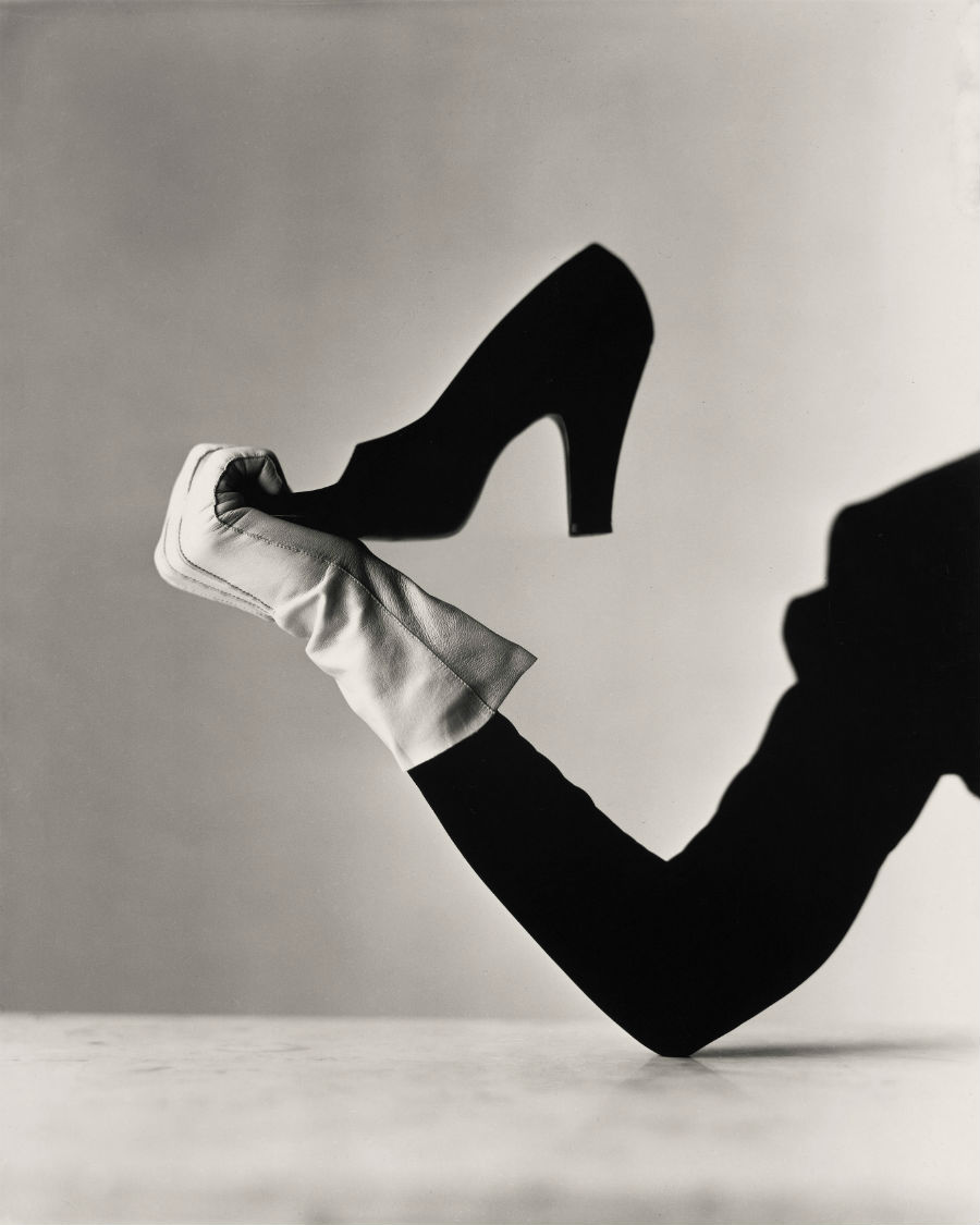 Irving Penn Glove and Shoe [Gant et chaussure] New York, 1947 épreuve gélatino-argentique 24,4 x 19,7 cm The Metropolitan Museum of Art, New York, Promised Gift of The Irving Penn Foundation © Condé Nast