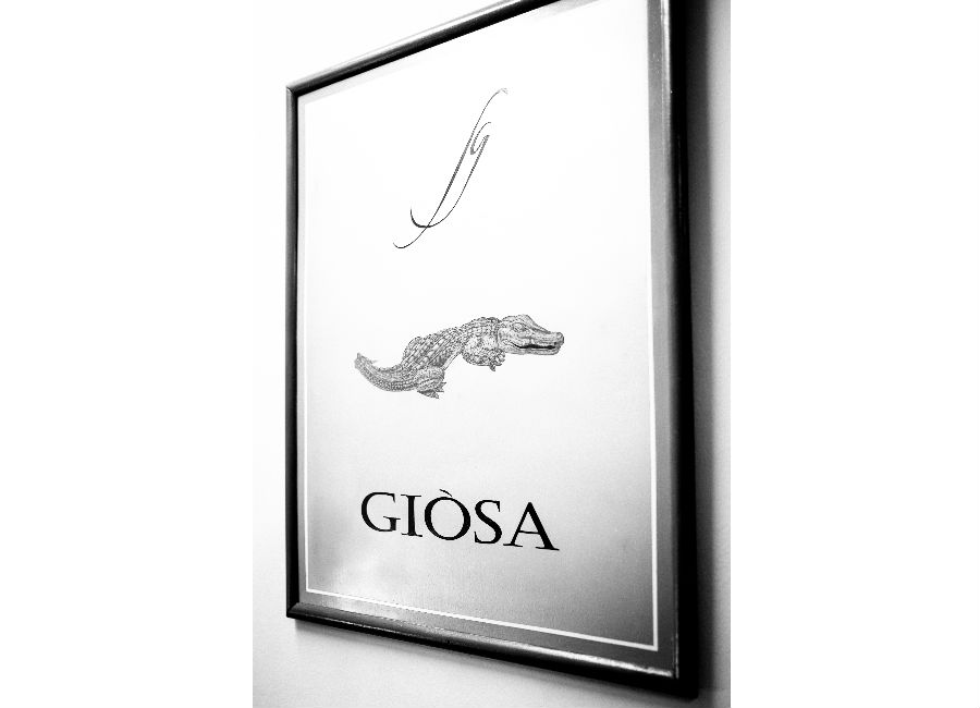 Giòsa - Le iniziali del Maestro Giorgio Santamaria, cuore e anima di Giòsa, ci accolgono negli spazi della Bottega del Coccodrillo © Giòsa