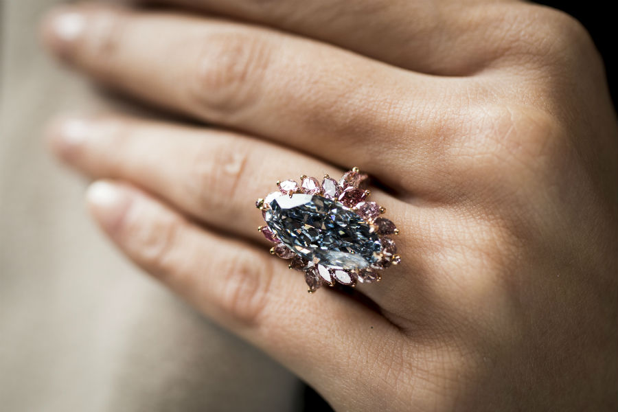 Diamante montato su anello, Lotto 337 – Moussaieff – Anello con un diamante Fancy Vivid Blue Internally Flawless( 7.41 cts) taglio ovale modificato e diamanti rosa.