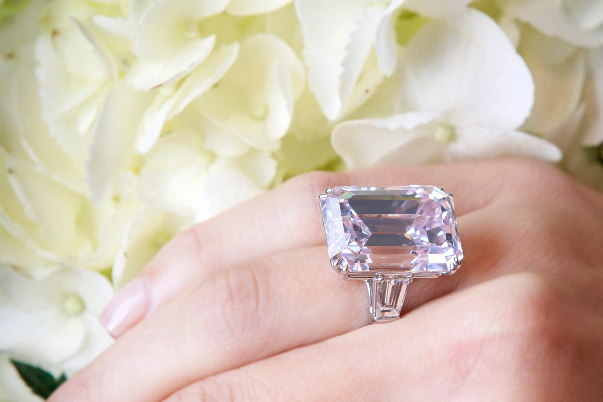 Diamante montato su anello, Lotto 356 - Harry Winston, circa 1970 – Diamante Fancy light pink taglio a gradini (33.63 cts), VVS1, IIa. Venduto per 12'818’240$.