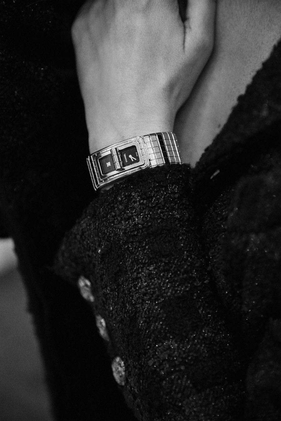 Chanel – Code Coco – Ref:H5144 – Orologio in acciaio, due quadranti laccati neri, di cui uno con un diamante taglio princess (0.05 cts) - Bracciale in acciaio - Movimento: Quarzo ad alta precisione - Impermeabilità 30 m - Misure: 38,1 x 21,5 x 7,8 mm. Photo ©The Ducker Magazine
