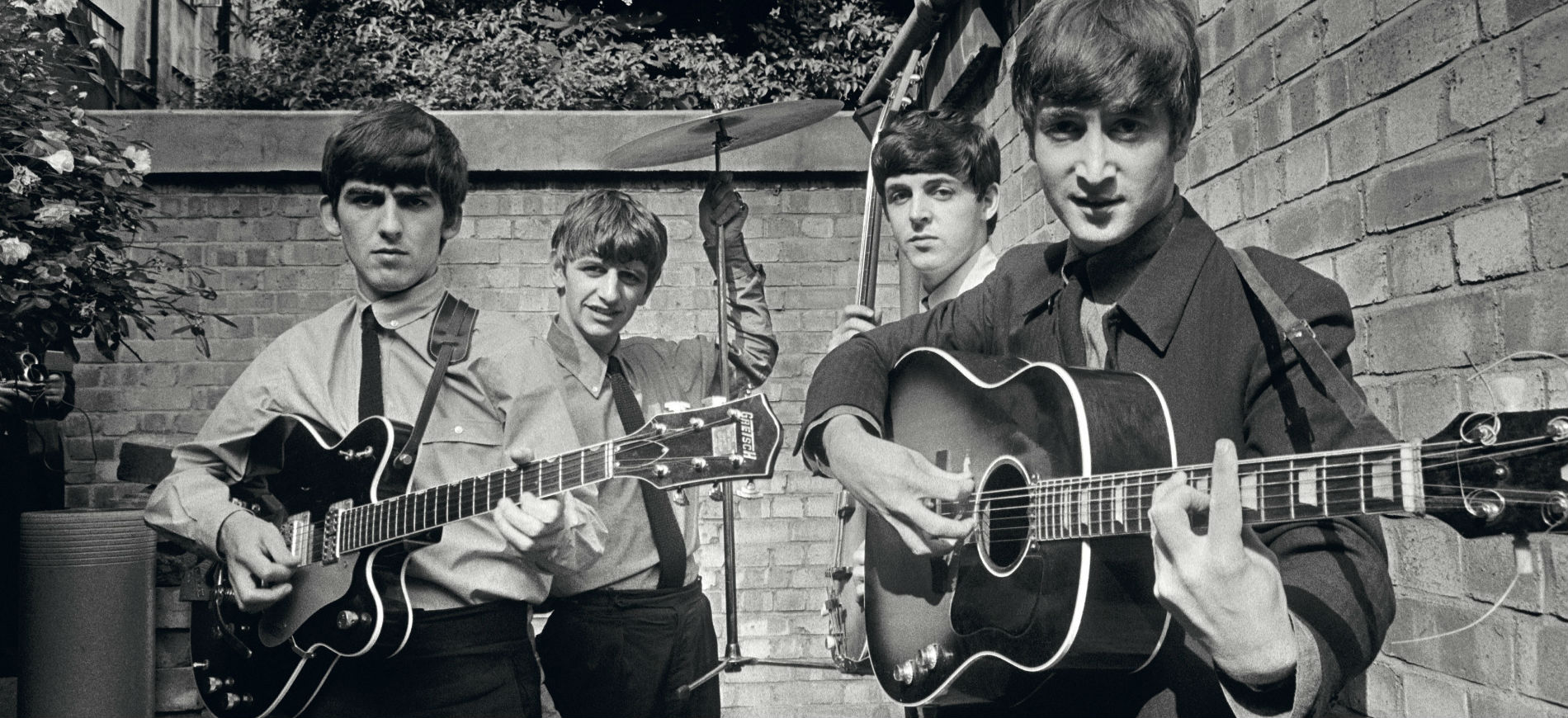 I Beatles negli Abbey Road Studios mentre registrano il loro primo album Please Please Me - The Beatles in Abbey Road Studios recording their first album Please Please Me - Londra / London, 1963 54,9 x 73 cm © Terry O'Neill