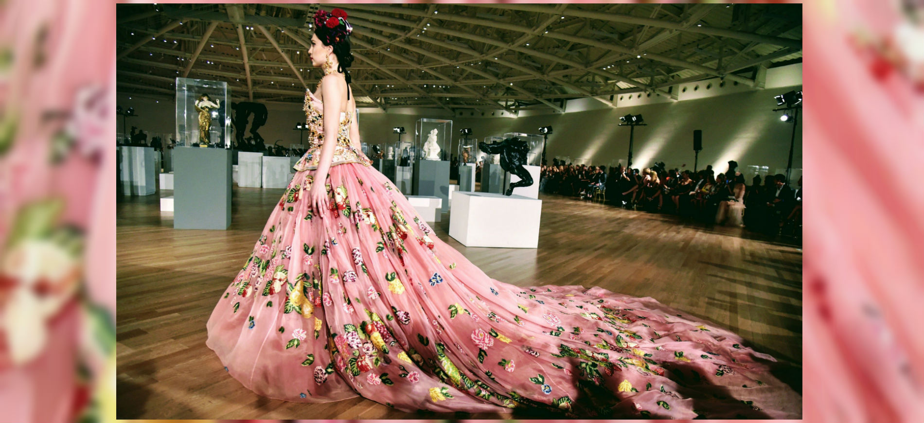 Dolce&Gabbana Alta Moda e Alta Sartorialità. Credits Luke Leitch: modella con abito lungo e vaporoso a fiori