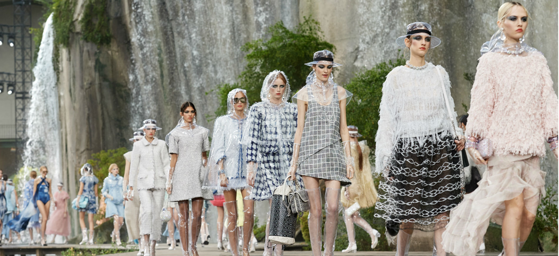 Impermeabile Chanel see through: passerella con modelle durante una sfilata