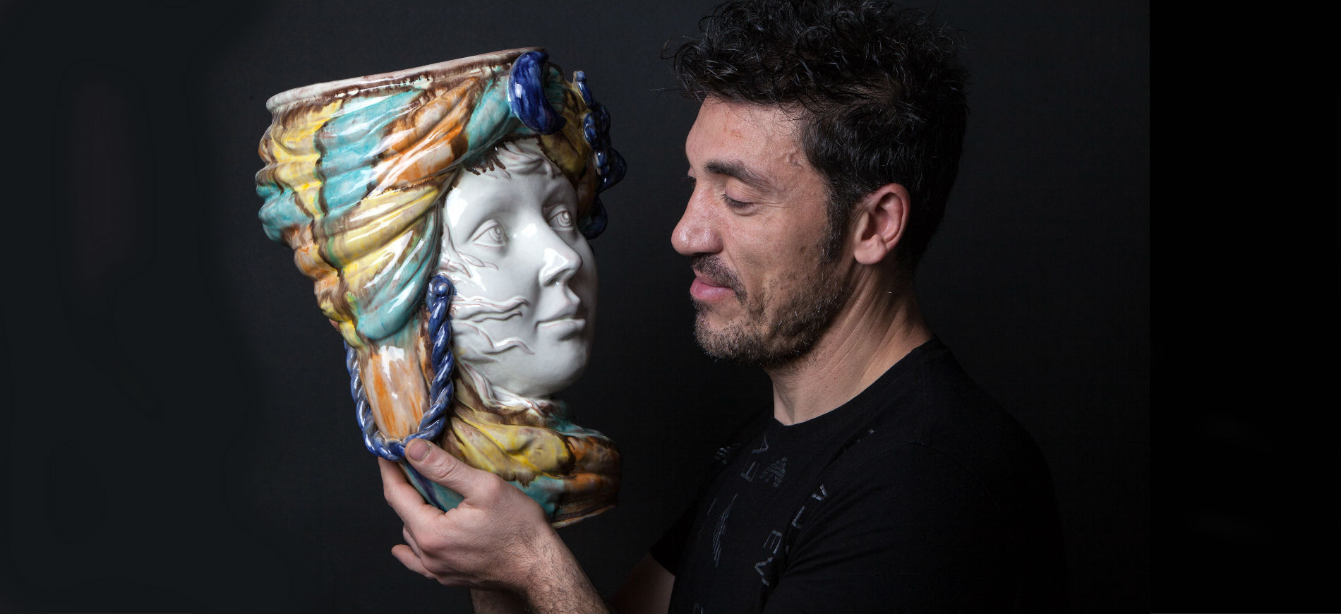 Ceramiche di Caltagirone: Nicolò Morales ritratto con un suo vaso