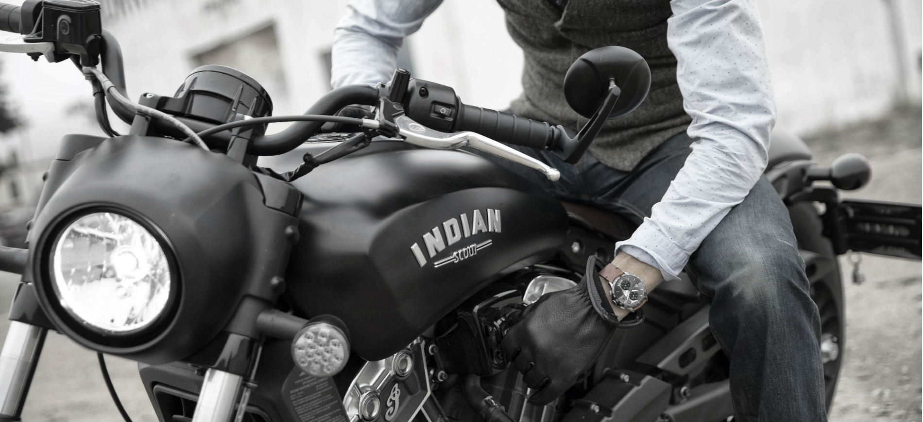 Un modello indossa l'orologio Baume & Mercier – Indian Motorcycle: Clifton Club Indian Legend Tribute Scout Limited Edition