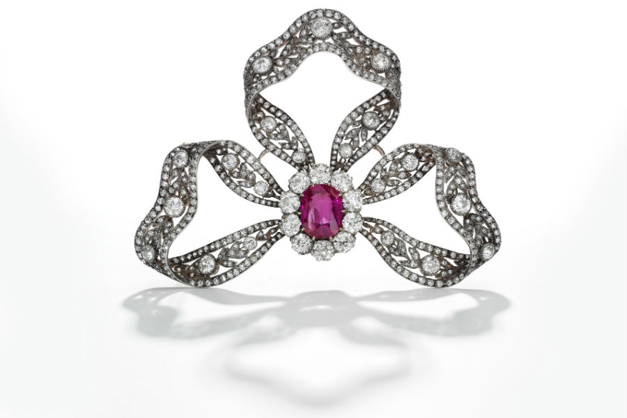 Sotheby’s - Royal Jewels from the Bourbon Parma Family – Spilla a fiocco in diamanti, ornata con un rubino birmano da 6,89 carati (stim. $ 200,000-300,000)