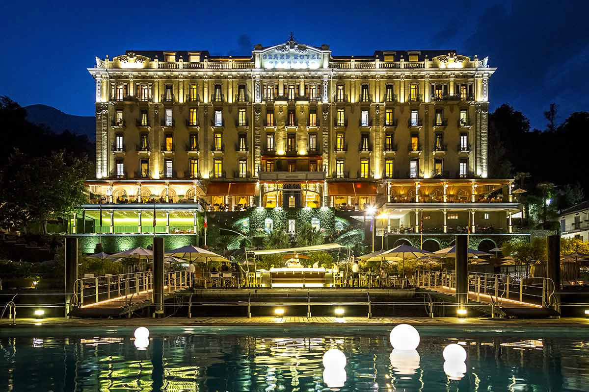 Il Grand Hotel Tremezzo sul Lago di Como: facciata principale al tramonto