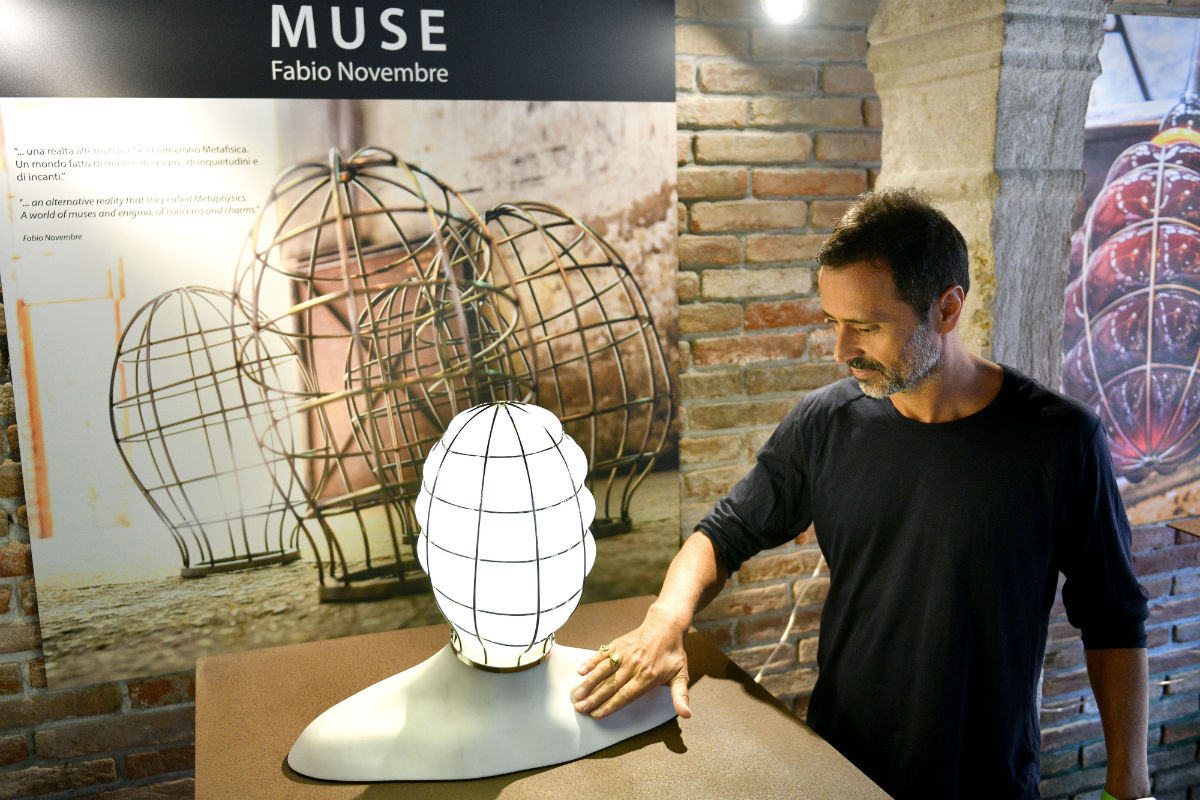 Fabio Novembre con una lampada della collezione Muse di Venini