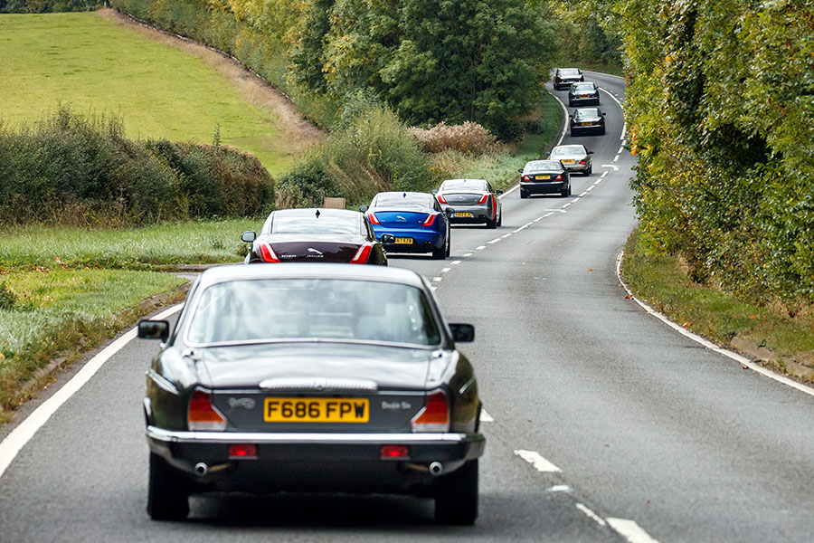 jaguar-xj-50-anni_salone-di-parigi_the-ducker_Foto10 Il convoglio di XJ lungo il tragitto da Castle Bromwich a Parigi