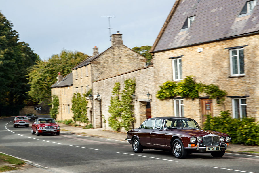 jaguar-xj-50-anni_salone-di-parigi_the-ducker_Foto9 Il convoglio di XJ lungo il tragitto da Castle Bromwich a Parigi