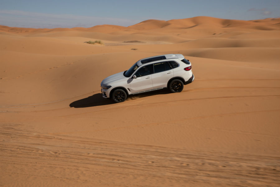 La nuova BMW X5 in pista nel il circuito di “Monza, Sahara” e sulle dune del deserto