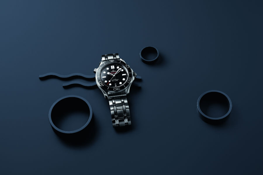 Omega Seamaster Diver 300M – una delle referenze. L’orologio è disponibile nelle varianti con cinturino integrato in gomma nero o blu oppure con bracciale in metallo rivisitato nel suo design per risultare più ergonomico ed integrato alla cassa. L’entry price della collezione per il modello in acciaio con cinturino in caucciù è di 4.500€.