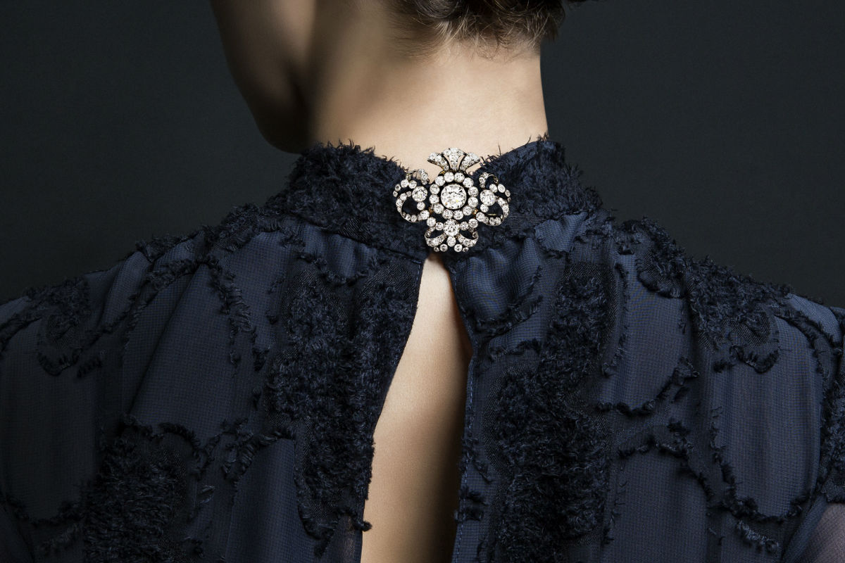Royal Jewels from the Bourbon Parma Family - Sotheby’s - nell'immagine: una spilla chiude una camicia di pizzo indossata da una modella
