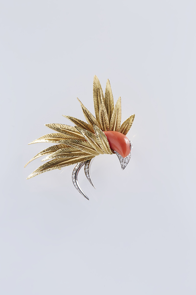 Pierre_Sterlé,_Bird_brooch_Coral,_diamonds,_yellow_gold,_platinum_Private_collection_Photo__Benjamin_Chelly