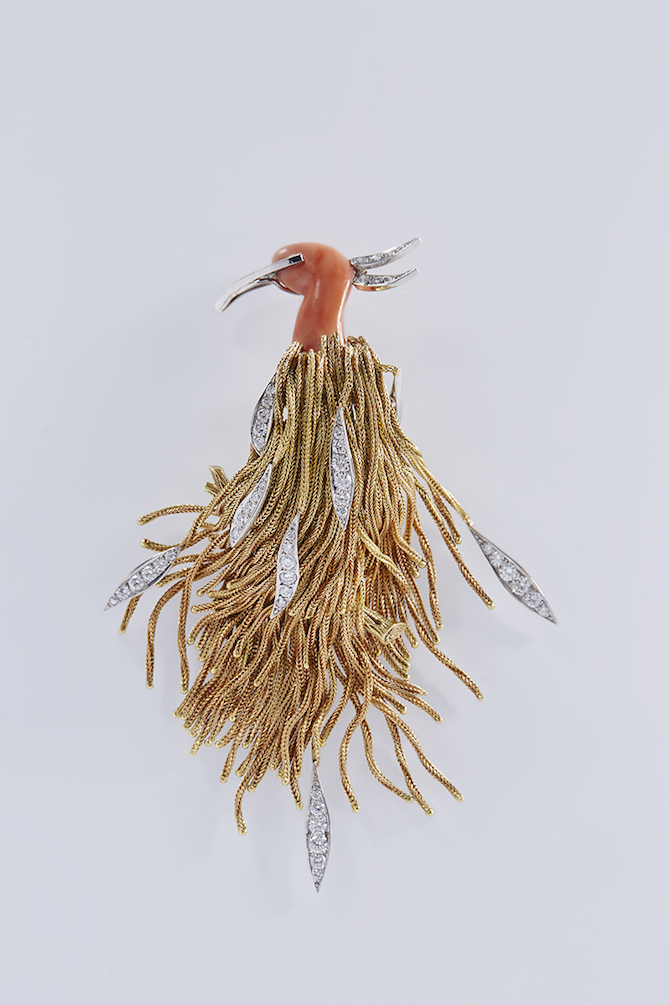 Pierre_Sterlé,_Bird_brooch_Yellow_gold,_platinum,_coral,_diamonds_Private_collection_Photo__Benjamin_Chelly