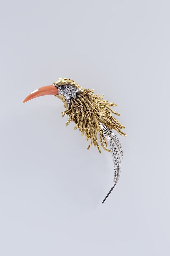 Pierre_Sterlé,_Bird_brooch_[toucan]_Yellow_gold,_platinum,_coral,_diamonds,_ruby_eye_Private_collection_Photo__Benjamin_Chelly