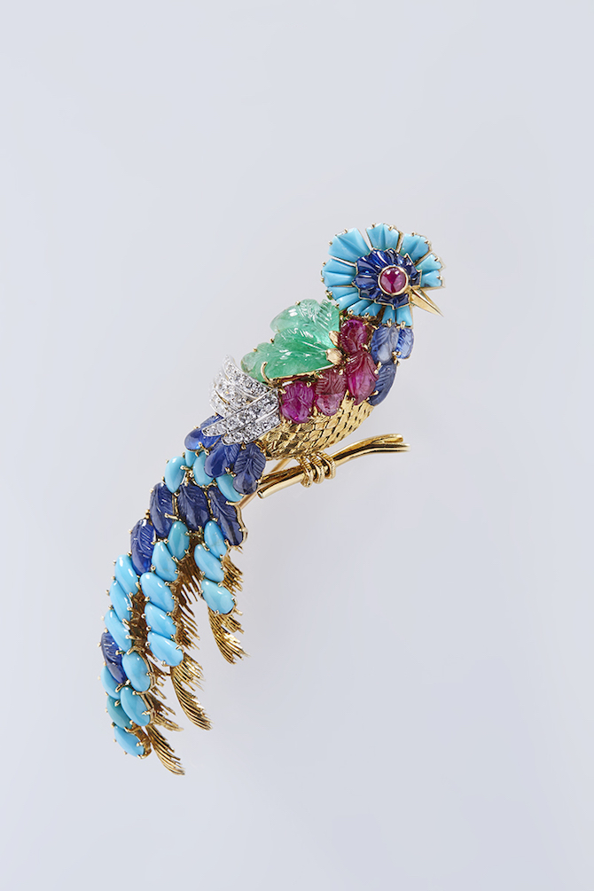 Mauboussin,_Bird_of_Paradise_brooch_[quetzal],_1960s_Chased_and_guilloché_yellow_gold,_sapphires,__engraved_emeralds,_turquoises,_diamonds_and_rubies__Private_collection_Photo__Benjamin_Chelly-2
