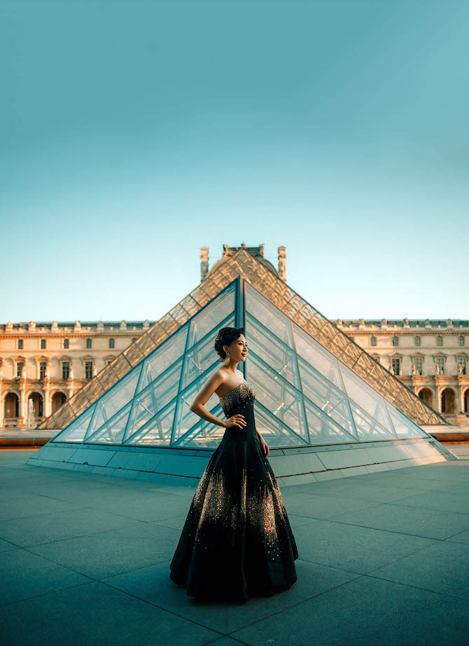 La designer Anna Hu ritratta davanti al Museo del Louvre di Parigi.
