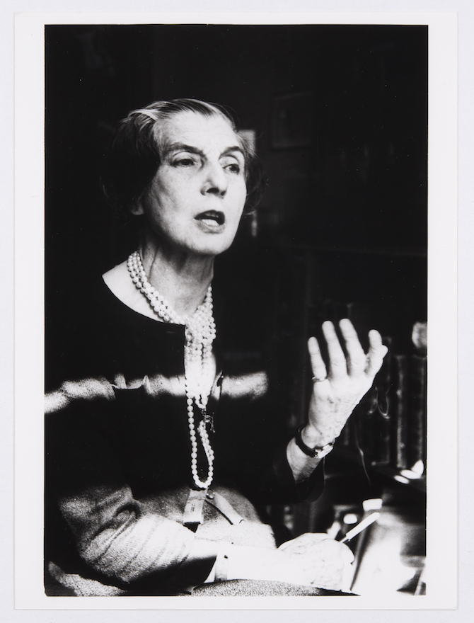 L'Odyssée de Cartier - Capitolo - Jeanne Toussaint durante un’intervista negli anni ’50 - Archives Cartier © Cartier