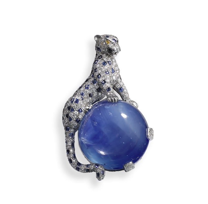 L'Odyssée de Cartier - Capitolo 1 – Spilla Panthère, Cartier Paris, 1949 - Platino, oro, diamanti, zaffiri di cui uno di 152,35 carati proveniente dal Kashmir. Venduto alla Duchessa di Windsor - Vincent Wulveryck, Collection Cartier © Cartier
