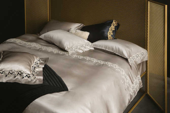 LA PERLA HOME BY FAZZINI Maison, raso di pura seta tinta unita con applicazione di ricamo “maison” inserito e frastagliato a mano