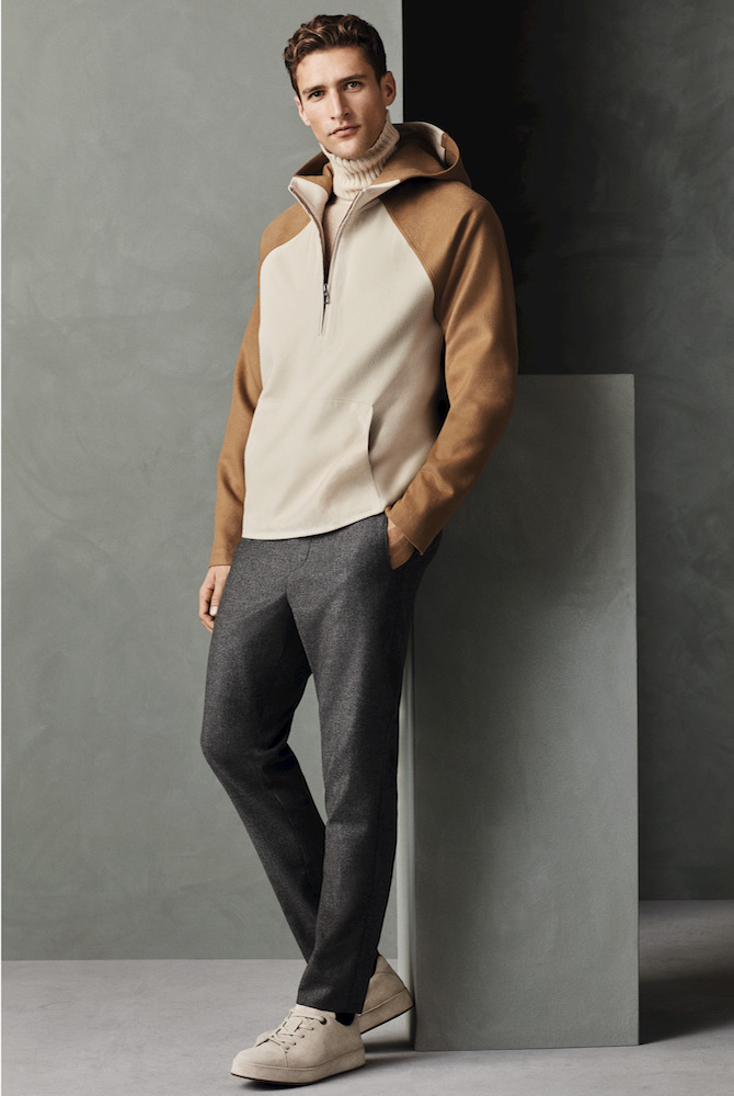 Giacca Winter Lightest cashmere double con cappuccio, struttura sartoriale, maniche a contrasto. Maglione in Baby Cashmere natural mélange con collo alto a coste. Pantaloni slim in flanella di cashmere in london smoke mélange. Sneakers stringate in suede. Giacca Winter Lightest cashmere double con cappuccio, struttura sartoriale, maniche a contrasto. Maglione in Baby Cashmere natural mélange con collo alto a coste. Pantaloni slim in flanella di cashmere in london smoke mélange. Sneakers stringate in suede.