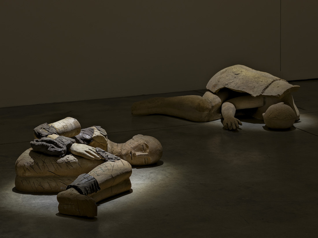 I Dormienti di Mimmo Paladino in mostra alla Cardi Gallery di Milano