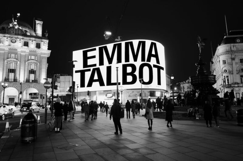 Emma Talbot celebra la giornata internazionale della donna su Picadilly Lights